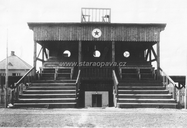 nerudova (15).jpg - Tribuna na přilehlém stadioně za hospodou. Dnes jsou na místě stadionu tenisové kurty.Fotografie z 30.let 20.století.